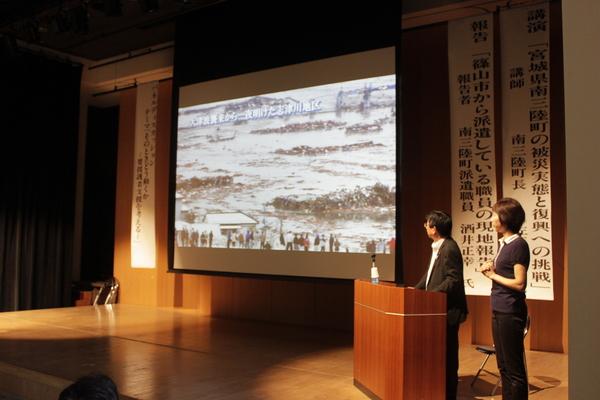 佐藤町長の講演にて大津波が押し寄せるビデオが紹介されている様子の写真