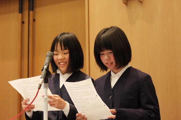 古市小学校の女子生徒2人が発表している写真
