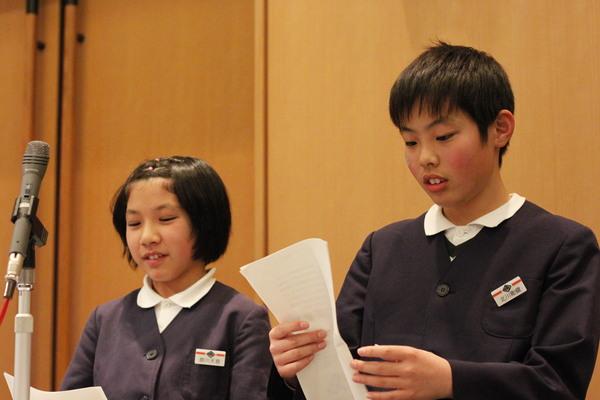 味間小学校の男女生徒が発表している写真