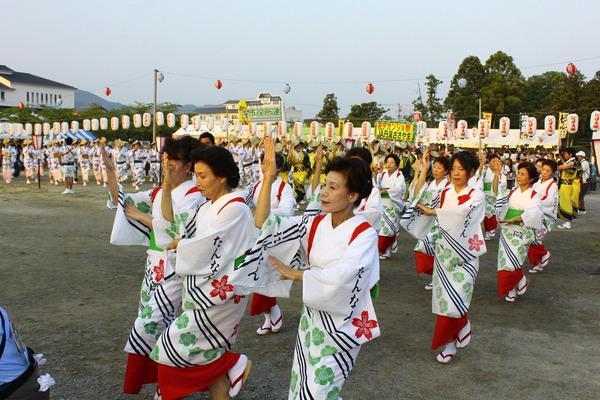 「たんなん」と書かれた浴衣を着た女性達がきれいに並んで踊っている写真