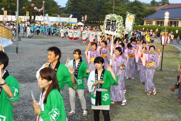 円をつくりそれぞれお揃いの浴衣や、法被を着て踊る参加者の写真