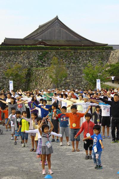篠山城跡に整列して、体操をする老若男女の写真
