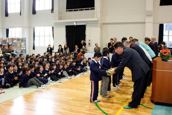 市長達が生徒たちから感謝状を受け取っている写真