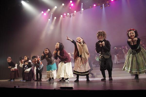 子供達みんなで観客席に向かい1人の女の子が話をしている写真