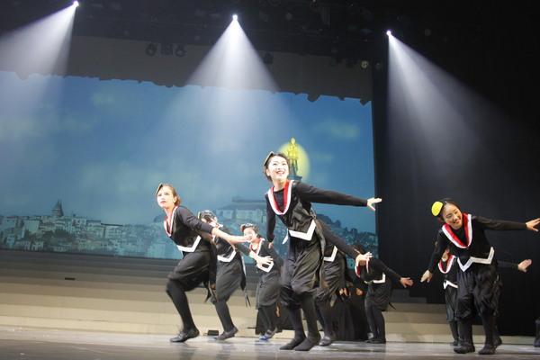 女性達でつばめが飛んでいるシーンを表現している写真