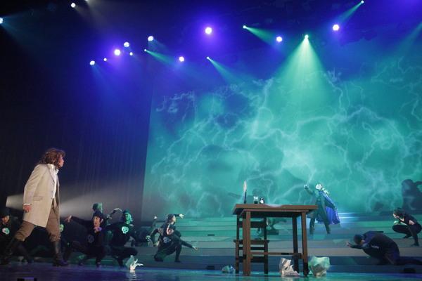 スクリーンがエメラルドグリーンで悲しみを表現している写真