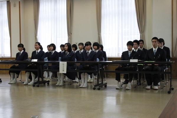 みどり賞と書かれた机の前に着席する複数の男女の学生の写真