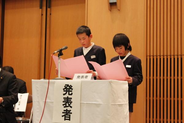 篠山小学校の生徒2人が発表している写真