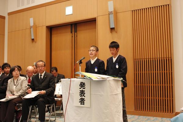 城北小学校の男子生徒2人が発表している写真