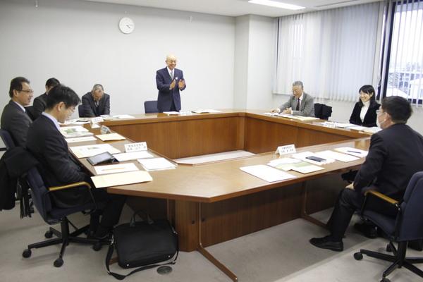 会議室にて、参加された弁護市長会の方々が席についており、市長が立ちあがって楽しそうに話をしている様子の写真