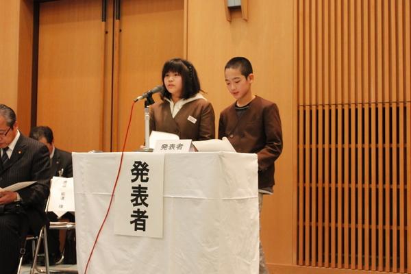 城南小学校の男女生徒2人が発表している写真