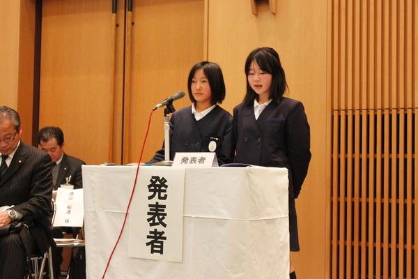 城北畑小学校の女子生徒2人が発表している写真