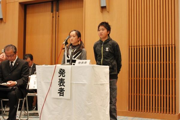 大山小学校の男女生徒2人が発表している写真