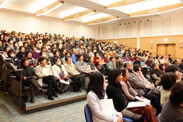 観客が劇を見て笑っている写真