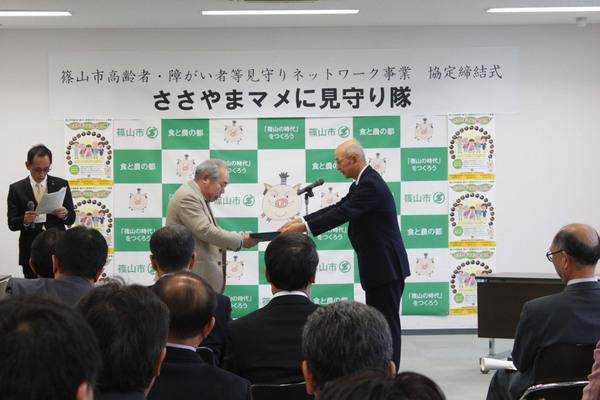 証書を贈呈している市長とその証書を受け取っている隊員の方の写真