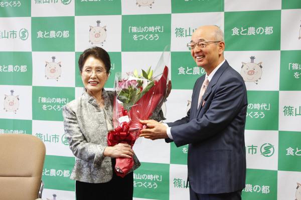 花束を持っている田畑 富子さんとその花束に手を添えている市長の写真