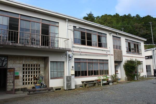 閉校となった2階建てコンクリート造りの雲部小学校の外観の写真