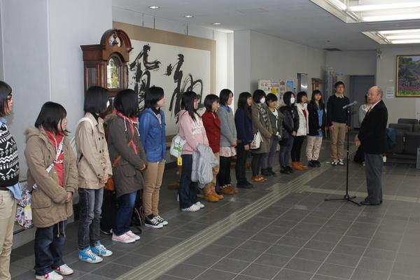 畑俊三委員長がスタンドマイクを使って高校生たちにお話ししている写真