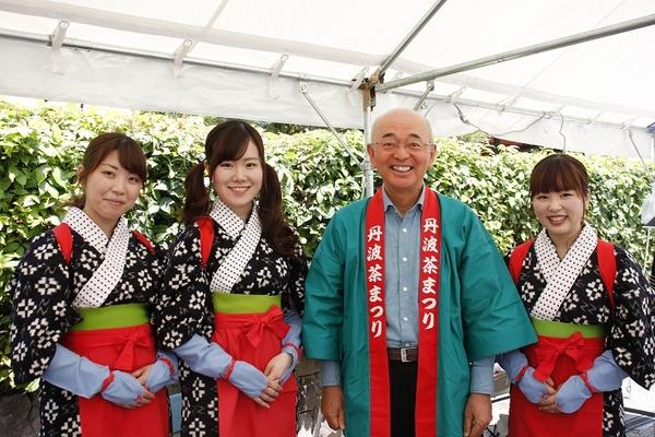 茶娘の衣装を着た3名の女性と市長が笑顔で写っている写真