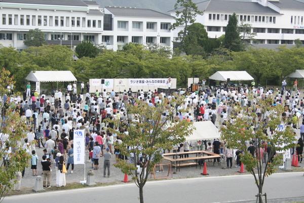 ラジオ体操の会場に集まる沢山の人々の写真