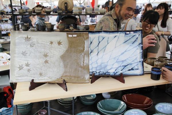 大きくて平らな皿に素敵な模様が入った写真