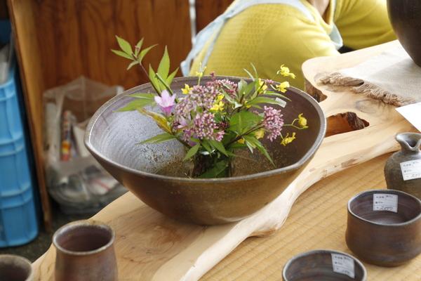 丹波焼の器に薄紫のお花が飾られている写真