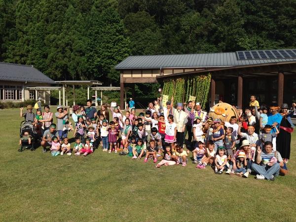 市長やマスコット人形と一緒にみんなで記念撮影写真