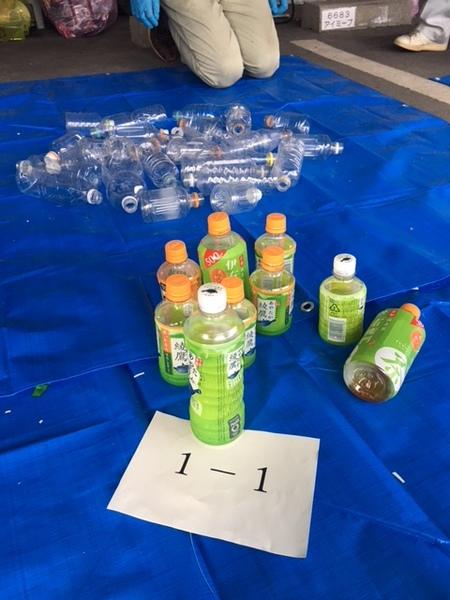 キャップ・ラベルの付いたペットボトルと分別されたペットボトルの写真