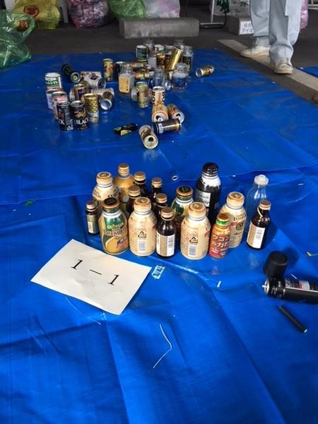 ふたの付いたビン、缶と分別されたビンと缶の写真