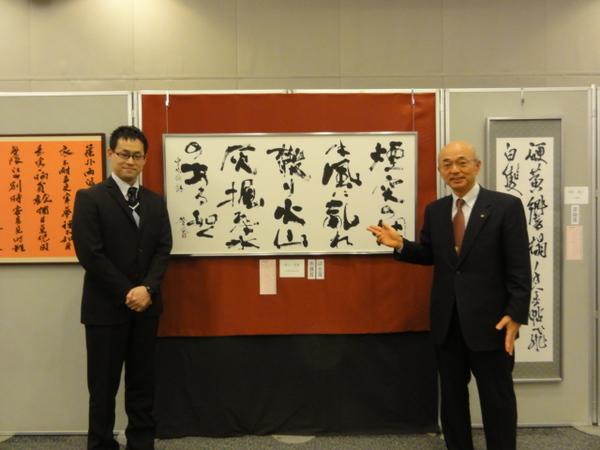 作品を指している市長と作品の横で笑顔で写っている村上 蒼風さんの写真