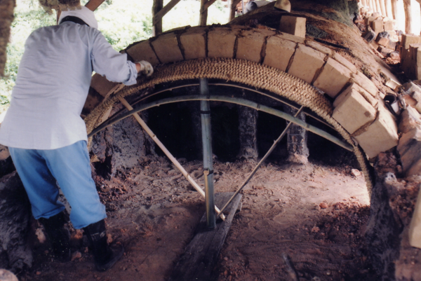 男性が登窯で作業している写真