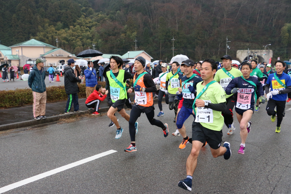 颯爽と走り抜ける男性参加者の写真