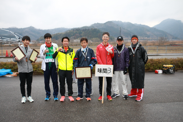 味間Bのプラカードを持ち、メダルと額入り賞状を持つ男性ランナーの集合写真