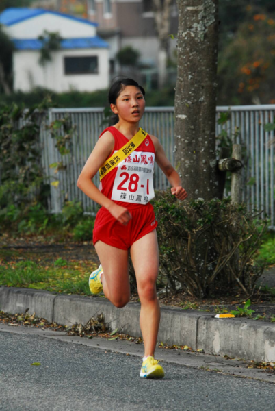 黄色のランニングシューズを履いて走っている堀 彩美選手の写真
