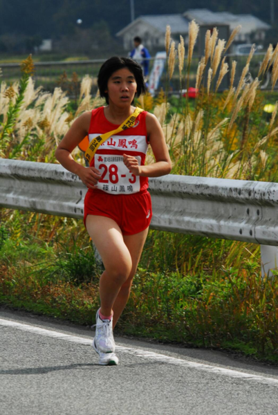 ススキをバックに走っている山本 奈々夏選手の写真