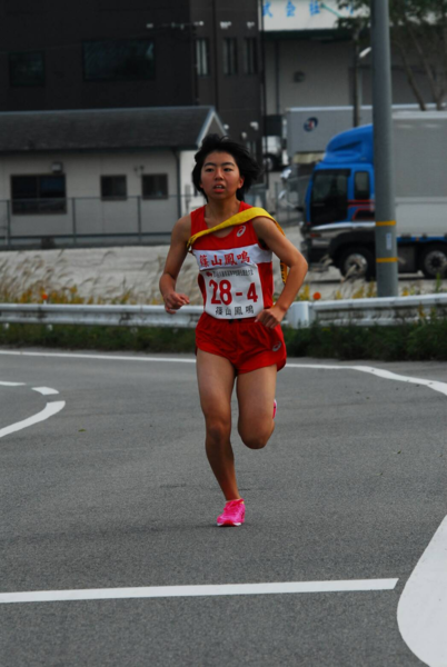 ピンク色のランニングシューズを履いて走っている有田 清夏選手の写真