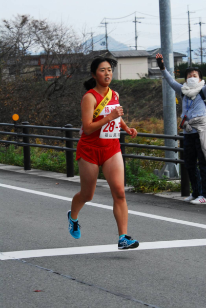 水色のスニーカーを履いて走っている赤松 優衣選手の写真