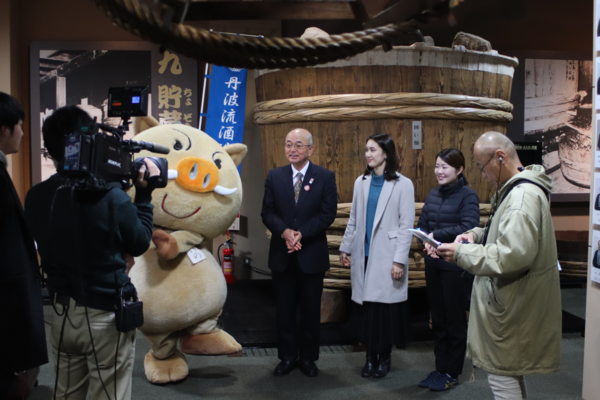 大きなはぼたん鍋が後ろにあり「ゲツキン」という番組で、イメージキャラクターと市長がはぼたん鍋を紹介、生中継されている写真