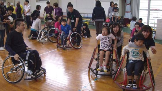 関係者に押された車いすに乗る子供や、男性の写真