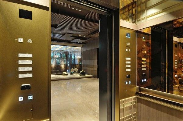 エレベーターの内側からドアを開けた先の広いフロアが見えている写真