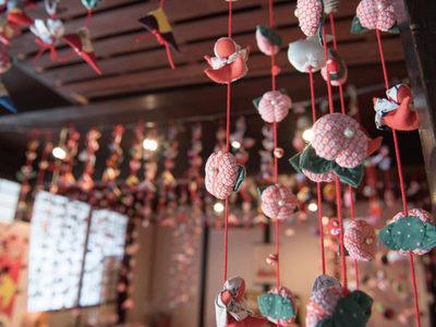 お花や、人形のつるし飾りのアップの写真