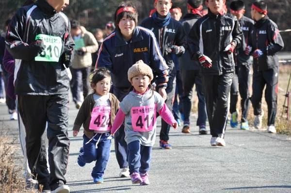 とっても可愛いピンクのゼッケンの幼児2人が走っている写真