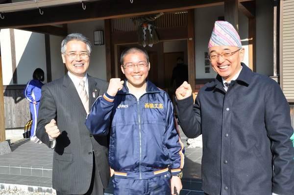 スーツの方、西脇工業の加井君、市長でガッツポーズ写真