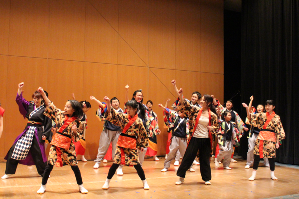 子どもと大人が混ざってよさこいを踊っている様子の写真