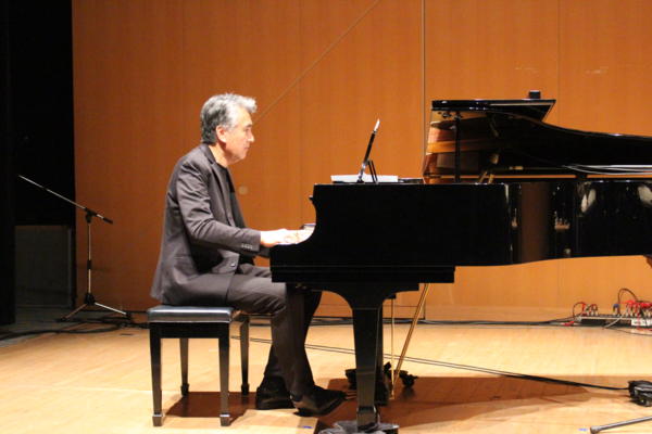 男性がピアノのを弾いている写真