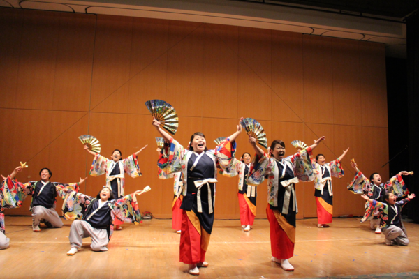 よさこいの踊りを披露し両手を広げて最後のポーズを決めている様子の写真