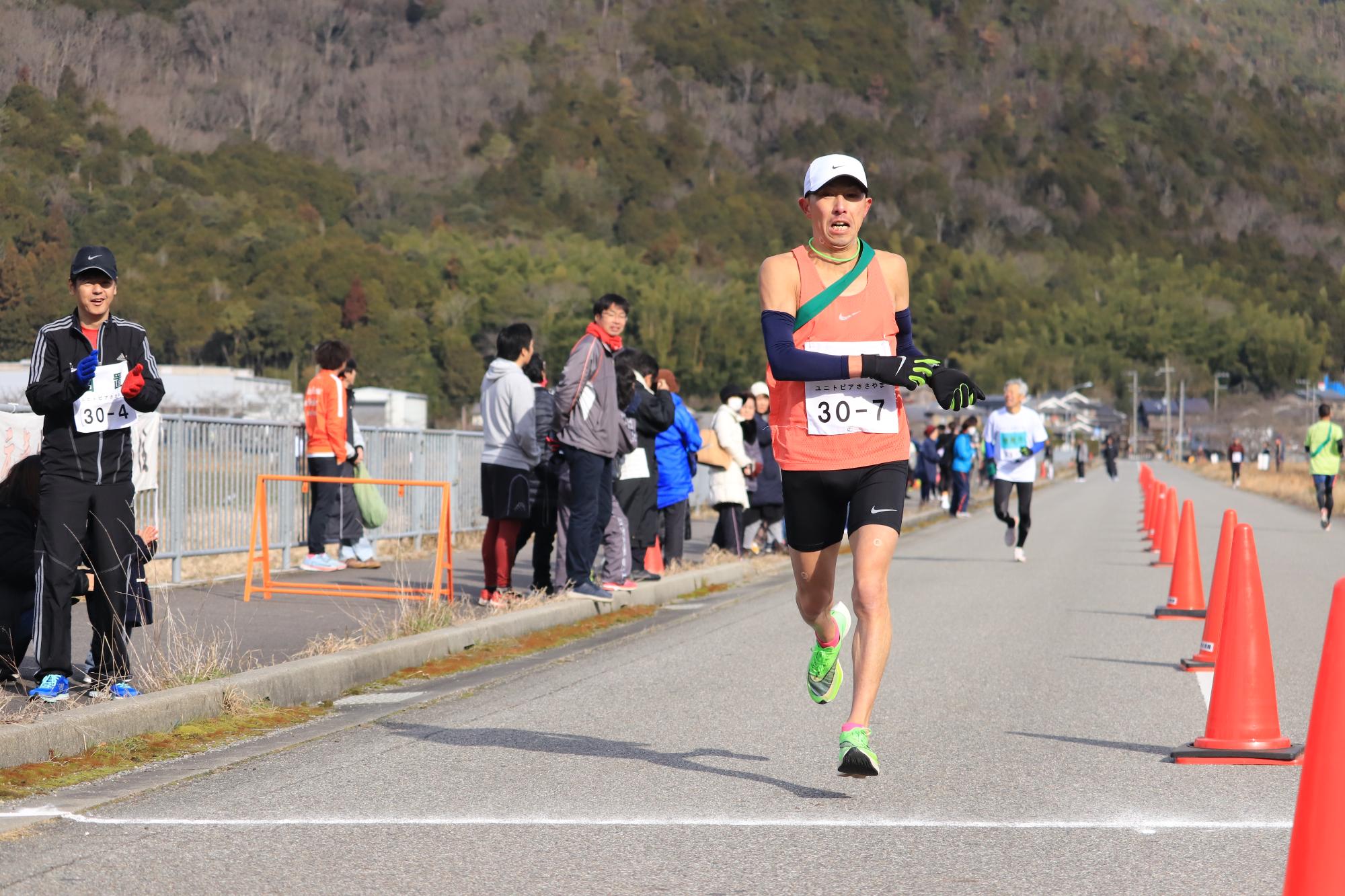 第3位の日置チームの7区の選手が走っている