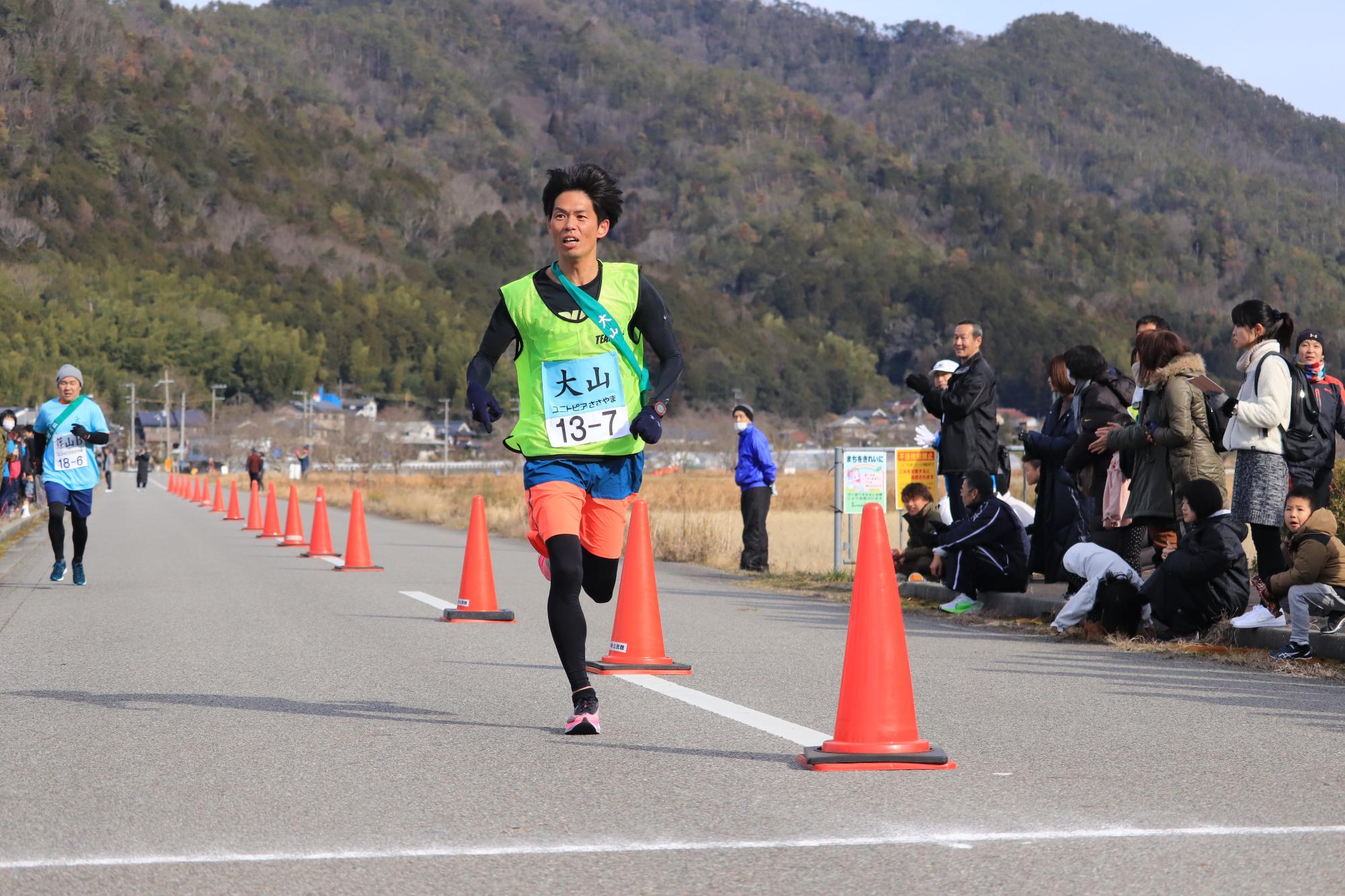 準優勝の大山チームの7区の選手が走っている