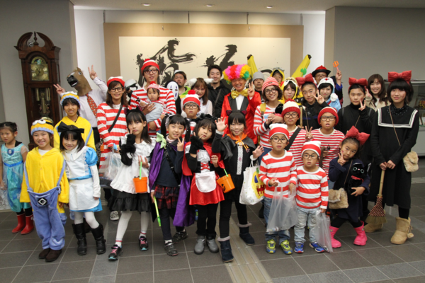 篠山ハロウィンイベントに参加した様々なコスチュームを着た参加者全員との記念写真