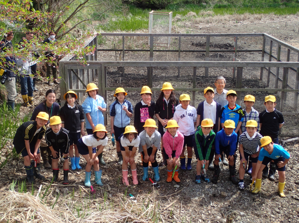 金子 明雄さんと6年生児童で集合写真